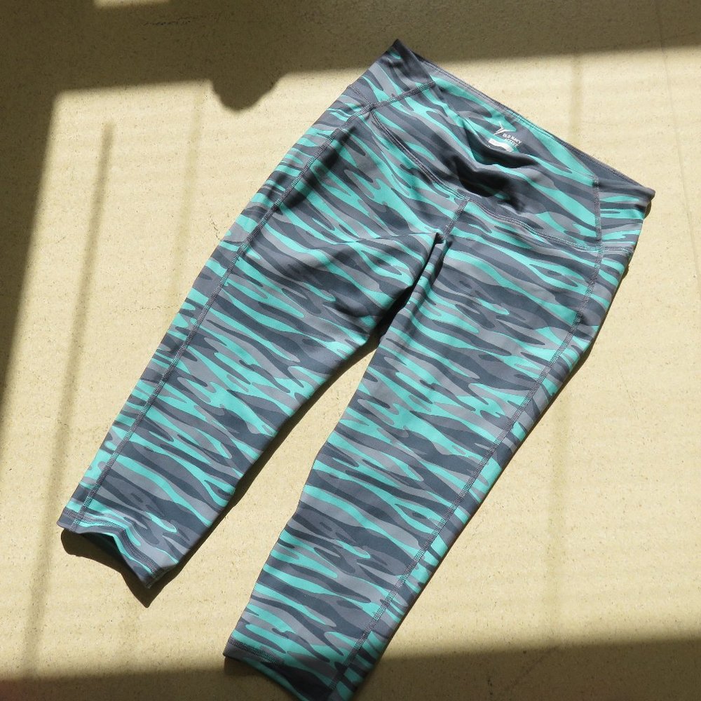 OLD NAVY ACTIVE ''go dry'' CAPRI  LEGGINGS / SZ LG